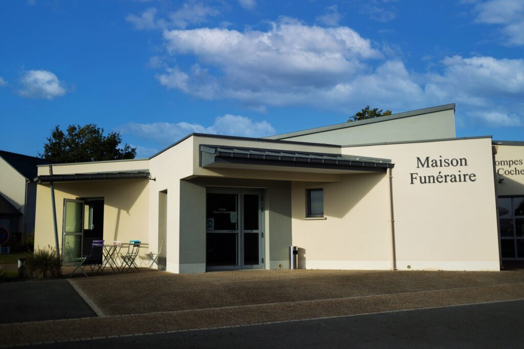 porte entree au maison funeraire