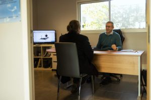 fleurs dans un vase dans un cimetiere