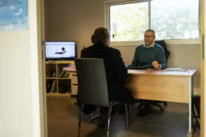 Entretien d'une cliente avec un conseiller funéraire Cochet-Bretel en bureau.