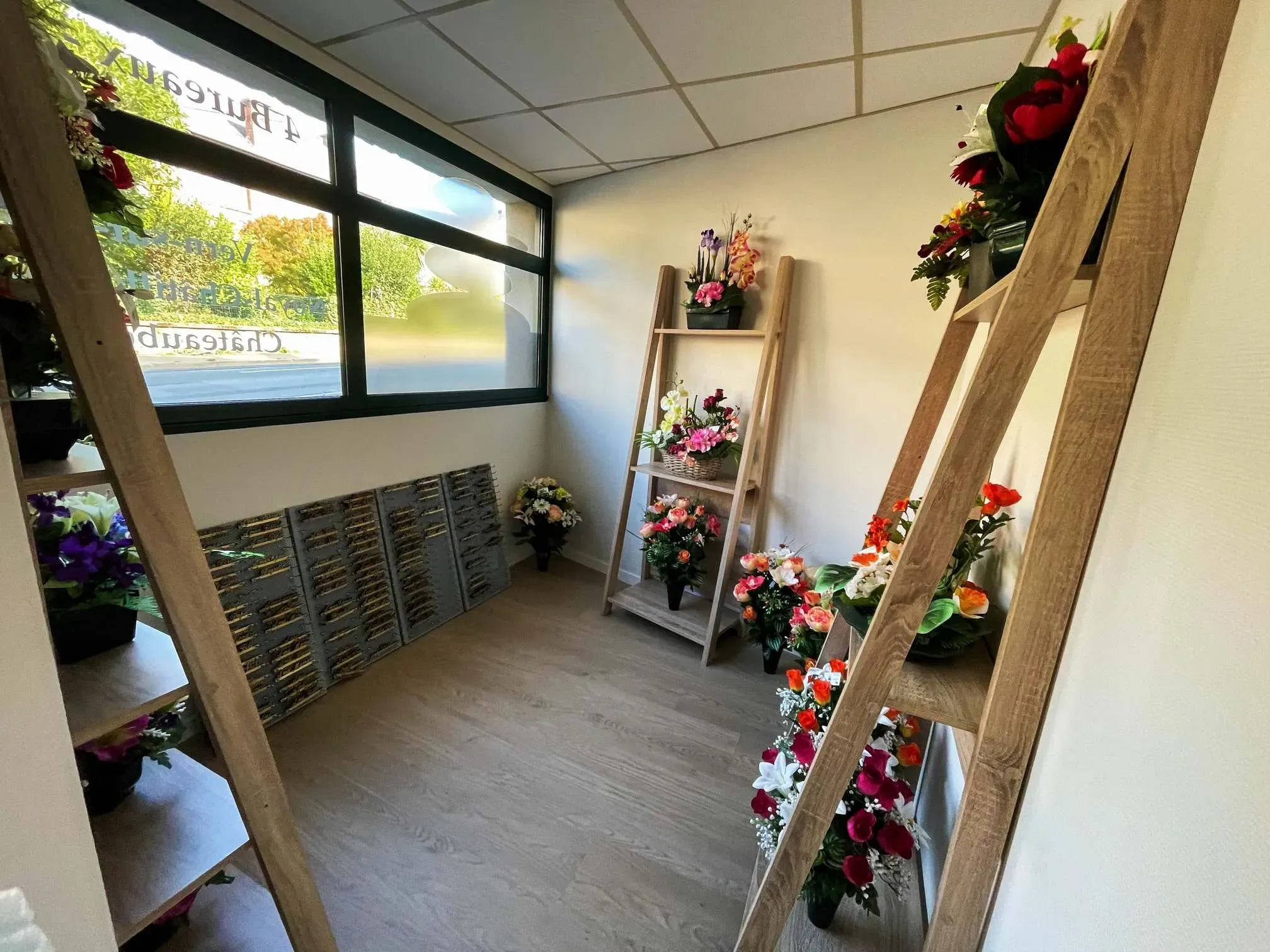 Boutique d'articles funéraires proposant des fleurs artificielles et des plaques souvenirs.