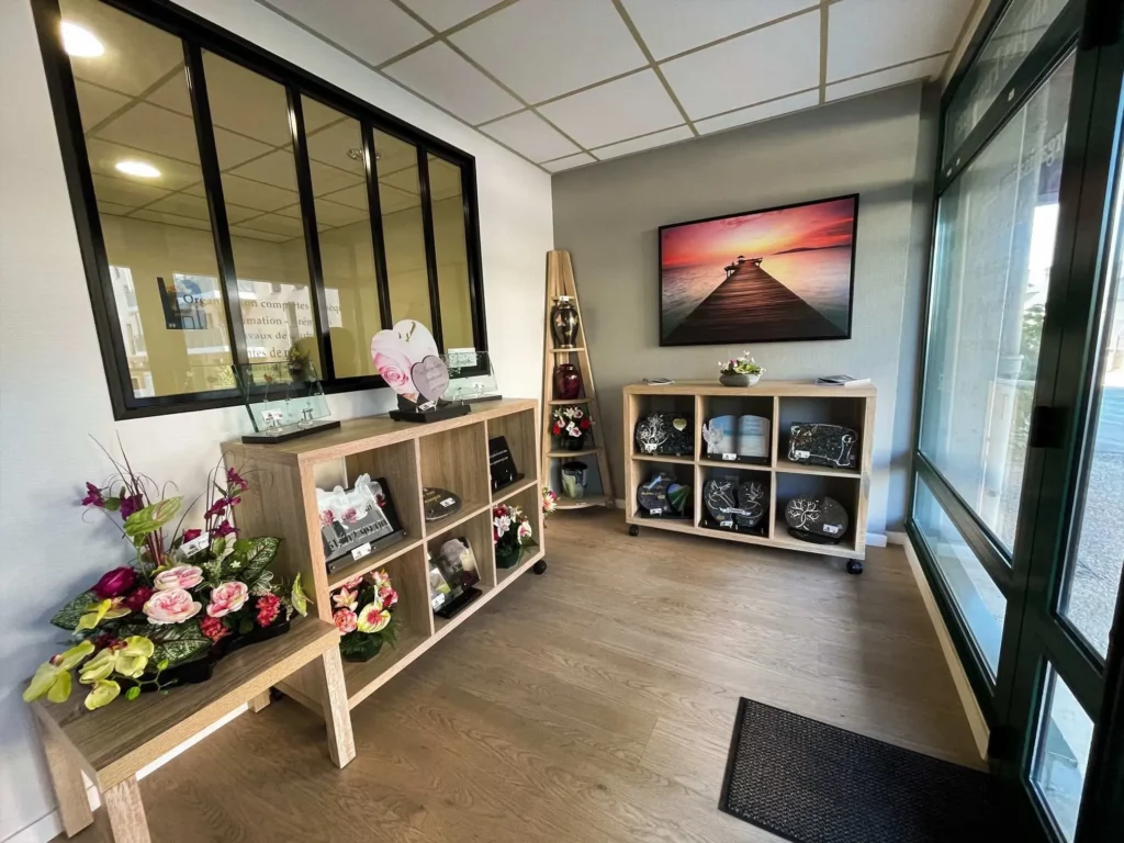Espace d'accueil et d'exposition d'ornements funéraires au sein d'une agence.