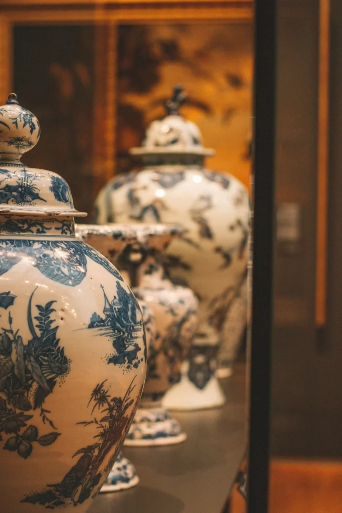 Détail d'urnes funéraires traditionnelles aux motifs bleus et blancs en porcelaine.